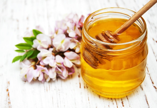 Miel con flores de acacia