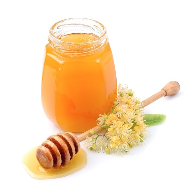 Miel con flores de tilo aislado