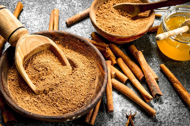 Miel fresca con canela molida en un bol.