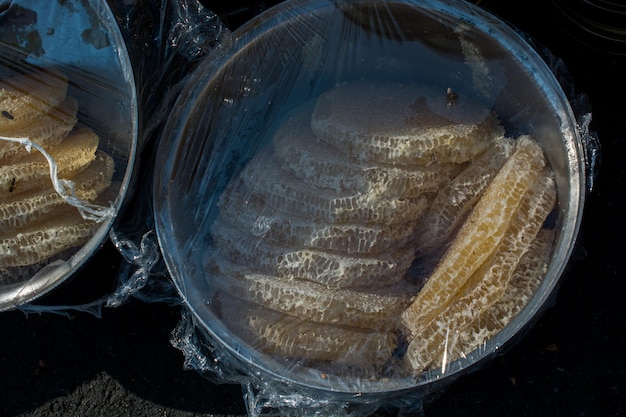 Miel fresca en el marco de peine sellado.