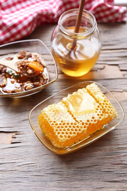 Miel fresca y merienda saludable en mesa de madera