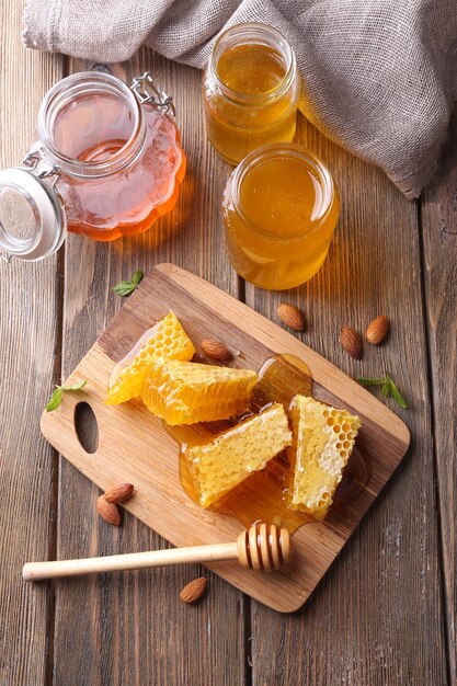 Miel fresca en mesa de madera