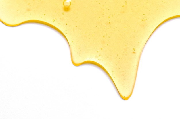 Miel fresca o aceite sintético o aceite vegetal Fondo blanco Espacio de copia
