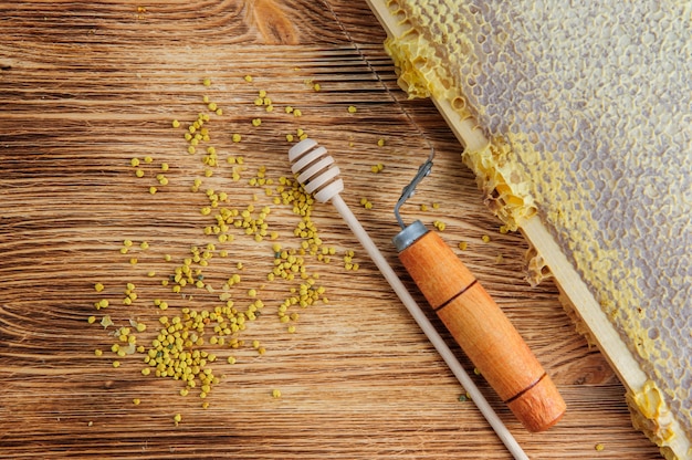 Miel fresca en el peine y las herramientas del apicultor. Vista plana y superior
