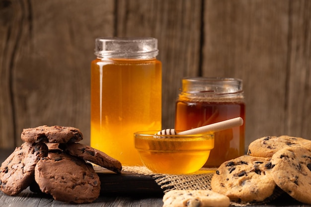 Miel y galletas caseras sobre un fondo de madera