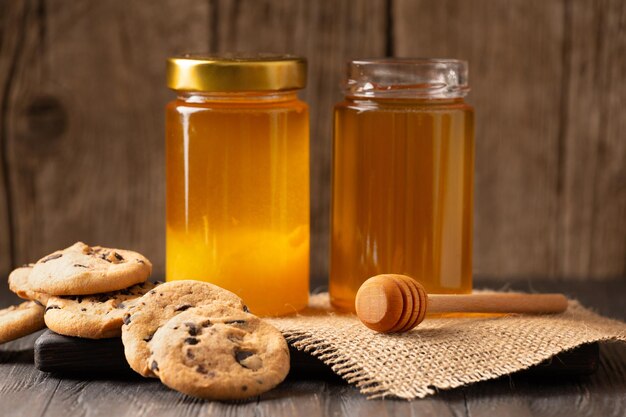 Miel y galletas caseras sobre un fondo de madera