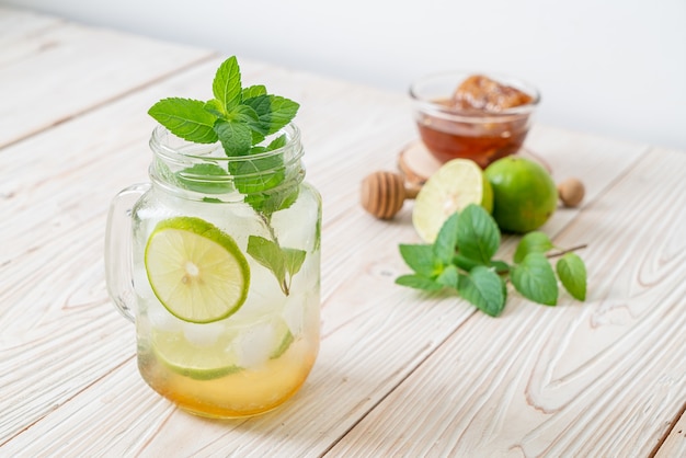 Miel helada y refresco de lima con menta - bebida refrescante