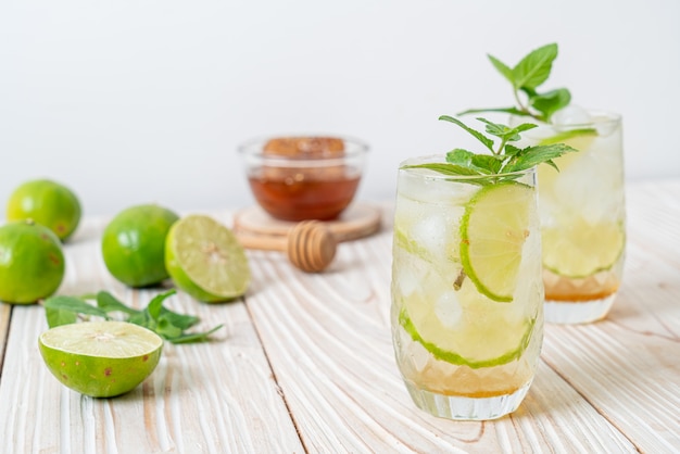 Miel helada y refresco de lima con menta - bebida refrescante