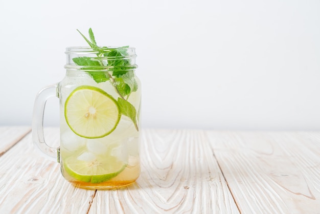 Miel helada y refresco de lima con menta - bebida refrescante