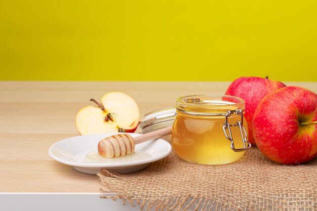 Miel y manzanas en la mesa de madera