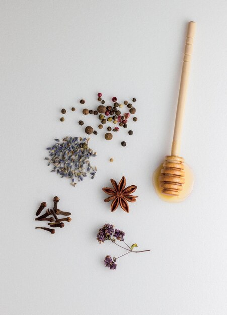 Miel, naranja, lavanda y especias sobre una superficie de madera