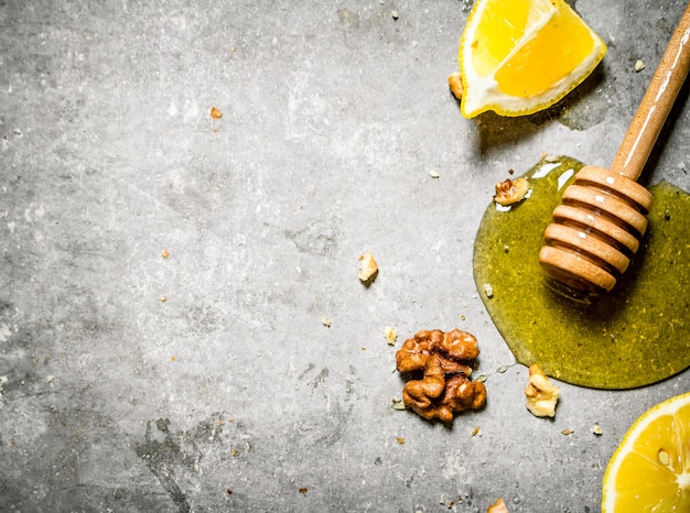 Miel natural con rodajas de limón y nueces