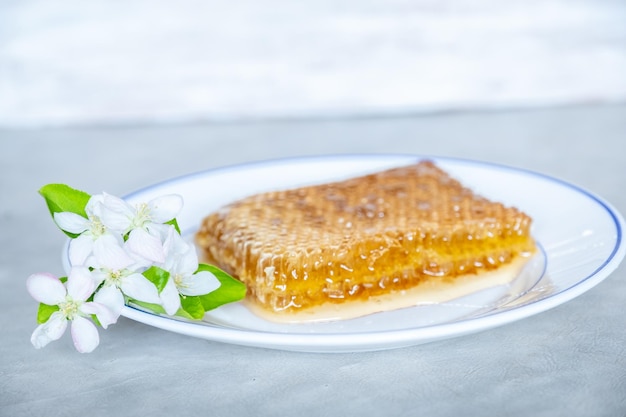 Miel natural con rosas y cítricos