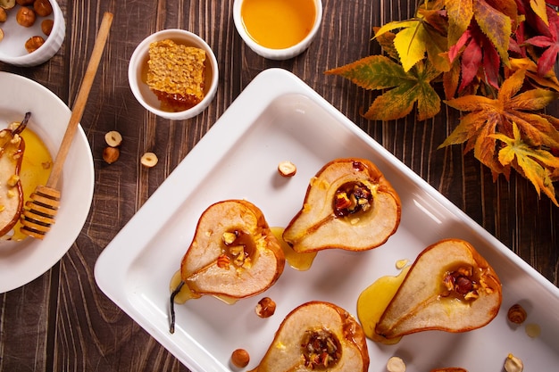 Miel o jarabe de arce peras asadas con nueces Dieta vegetariana salud delicioso postre