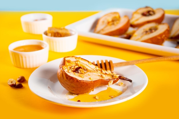 Miel o sirope de marple peras asadas con nueces Dieta vegetariana salud delicioso postre