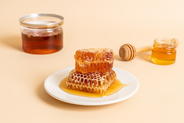 miel y panales frescos