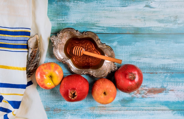Miel sobre la granada y las manzanas. Año nuevo judío Iom Kipur y Rosh Hashaná kipá yamolka y shofar