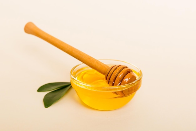 Miel en tarro con hojas y cucharón de miel en la vista superior de fondo de color con texto de copia