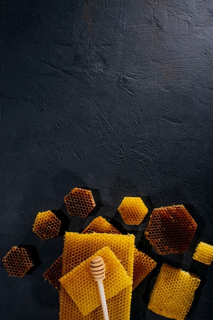 Miel en un tarro y un panal