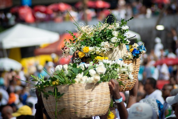 Los miembros de Candomble son vistos llevando una canasta de flores para ofrecer a iemanja durante una fiesta en la playa de Rio Vermelho Salvador Bahia