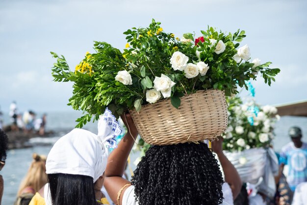 Los miembros de Candomble son vistos llevando una canasta de flores para ofrecer a iemanja durante una fiesta en la playa de Rio Vermelho Salvador Bahia