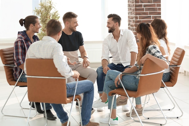 Los miembros del equipo discuten en el taller concepto de trabajo exitoso