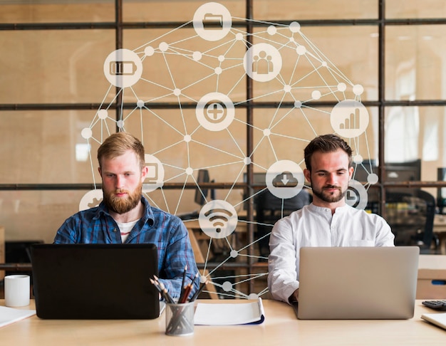 Miembros del equipo trabajando en la oficina