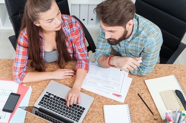 Miembros del equipo en el trabajo