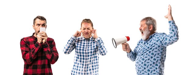 Miembros de la familia discutiendo entre sí sobre fondo blanco de estudio.