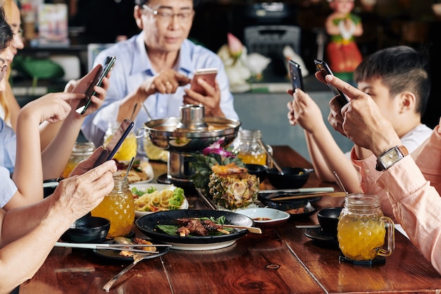 Miembros de la familia que pasan tiempo en las redes sociales.