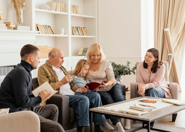 Miembros de la familia de tiro medio juntos