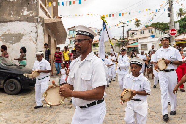 Los miembros de la Marujada Fragata Brasileira tocan instrumentos de percusión