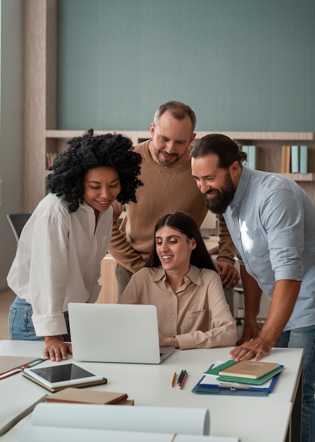 Foto miembros de los sindicatos trabajando juntos