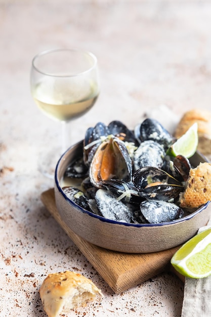 Miesmuscheln in Weißweinsauce mit Limette und Brot Schmormuscheln in Weinlauch und Blauschimmelkäse