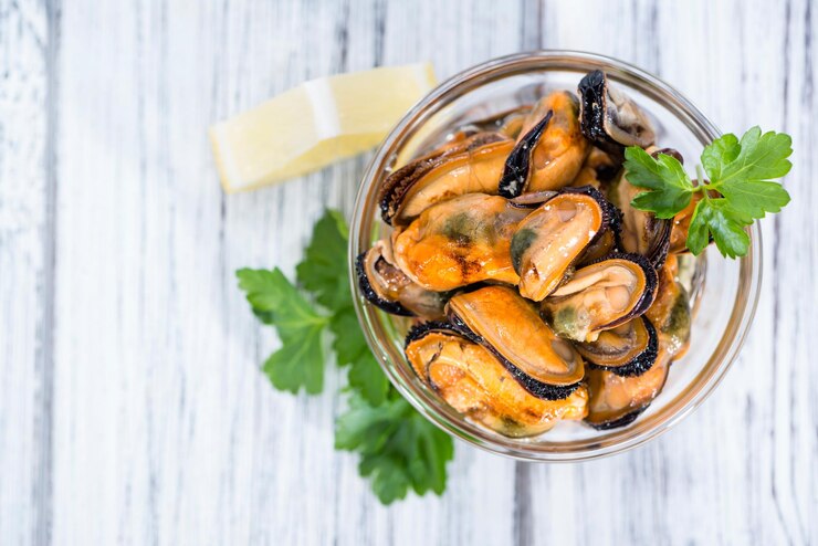 Foto miesmuscheln mit frischen kräutern