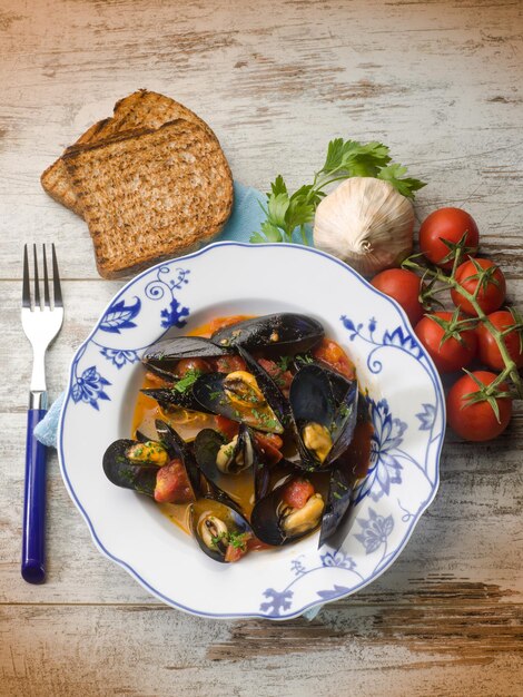 Miesmuschelsuppe mit geröstetem Brot