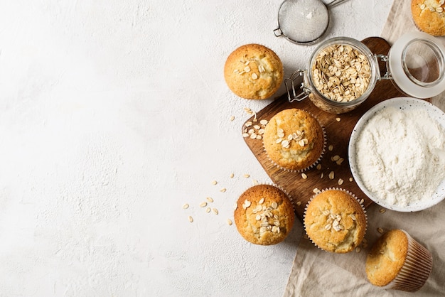 Miffins de avena sabrosos caseros sobre fondo blanco, espacio de copia, vista superior