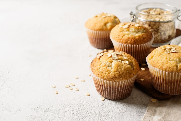 Miffins de avena sabrosos caseros sobre fondo blanco, espacio de copia, vista superior