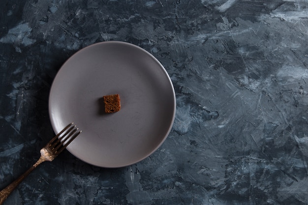 Una miga de pan de centeno en un plato