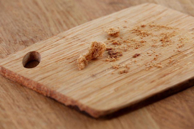 Migalhas de pão na placa de corte no fundo de madeira