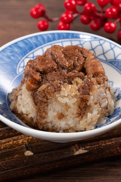 Foto migao-rißkuchen, reispudding in einer schüssel, mit zerkleinertem schweinefleisch, köstliches taiwanesisches straßenessen