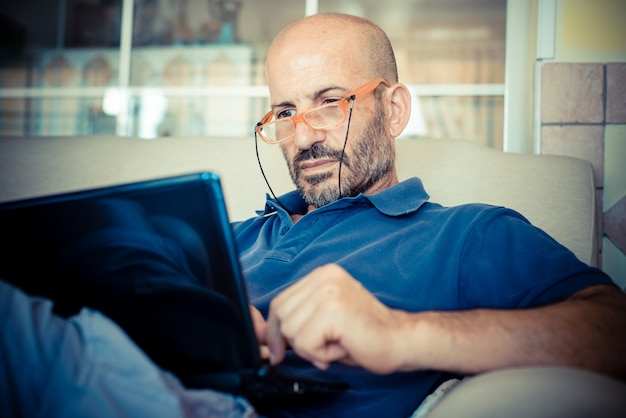 miggle age hombre usando notebook