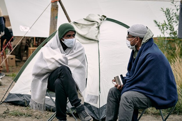 Migrantes sentados en la tienda