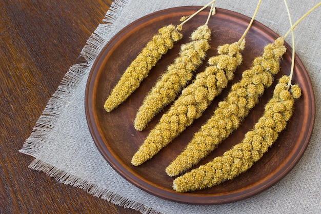 Mijo amarillo en un plato de cerámica sobre una mesa