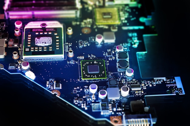 Mikrochips auf einer Leiterplatte, einem dunklen Tisch, Technologie, Computern
