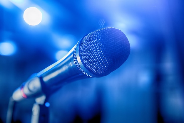 Mikrofon auf der Bühne mit blauem Hintergrund-Sound-Konzert