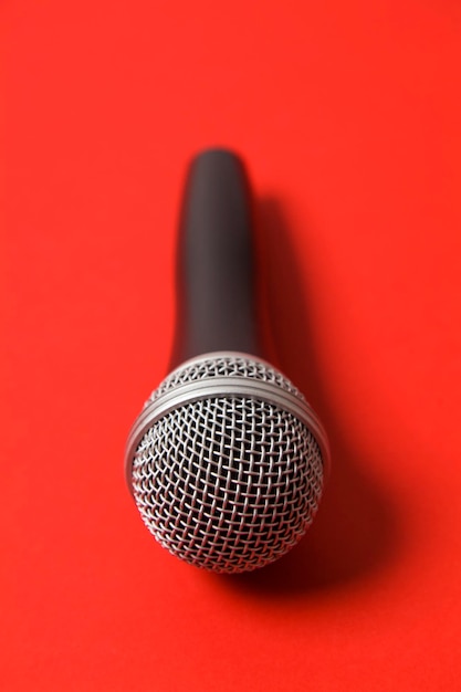 Mikrofon auf einem leuchtend roten Hintergrund