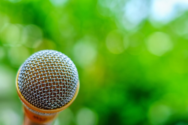Mikrofon auf natürlichem unscharfem grünem Hintergrund