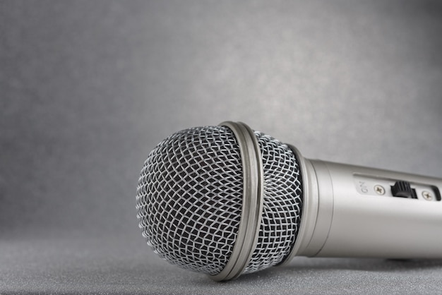Mikrofon auf silbernem Hintergrund..