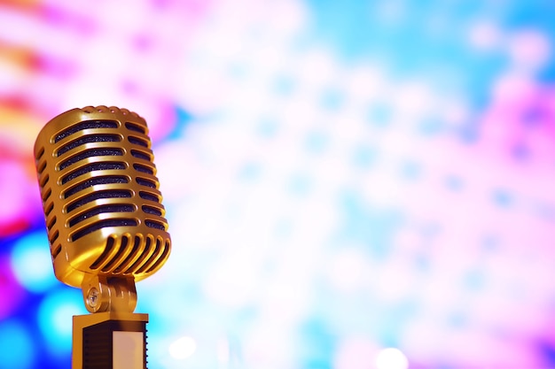Mikrofon im Retro-Stil im Hintergrund mit Hintergrundbeleuchtung. Vintage Silber Mikrofon für Sound, Musik, Karaoke. Ausrüstung für die Sprachübertragung. Live-Pop, Rockmusik. Selektiver Fokus
